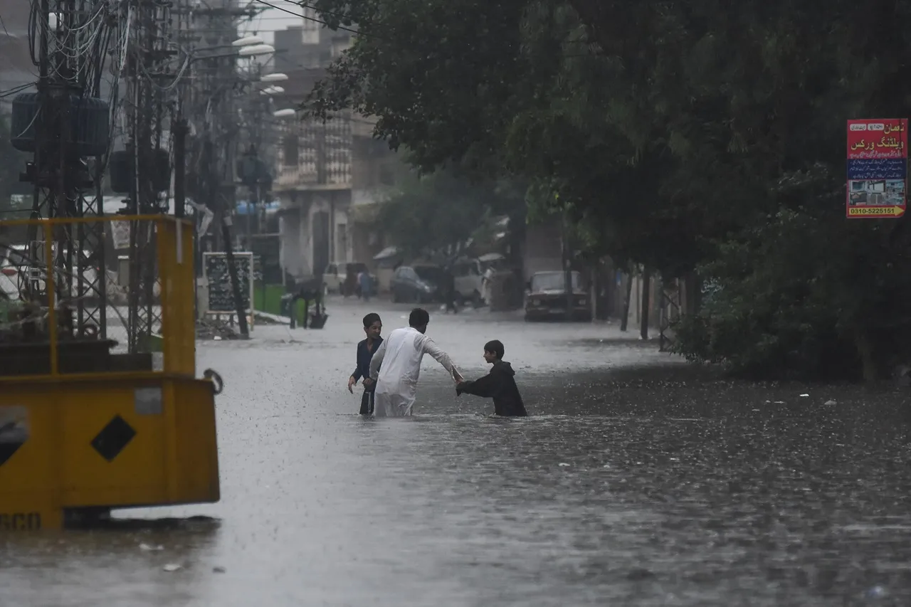ฝนตกหนักทำให้เกิดน้ำท่วมที่เมืองราวัลปินดี ในแคว้นปัญจาบ ของปากีสถาน