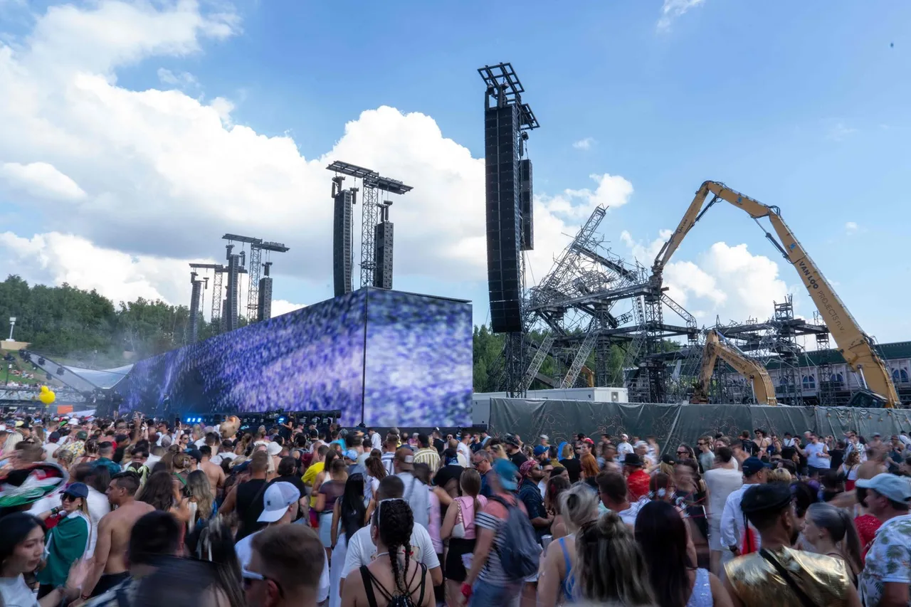 Tomorrowland เนรมิตเวทีใหม่แทนเวทีหลักที่ไฟไหม้ เปิดงานทันตามกำหนด 