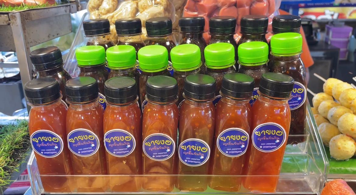 ลูกชิ้นยืนกินมีน้ำจิ้มพร้อม