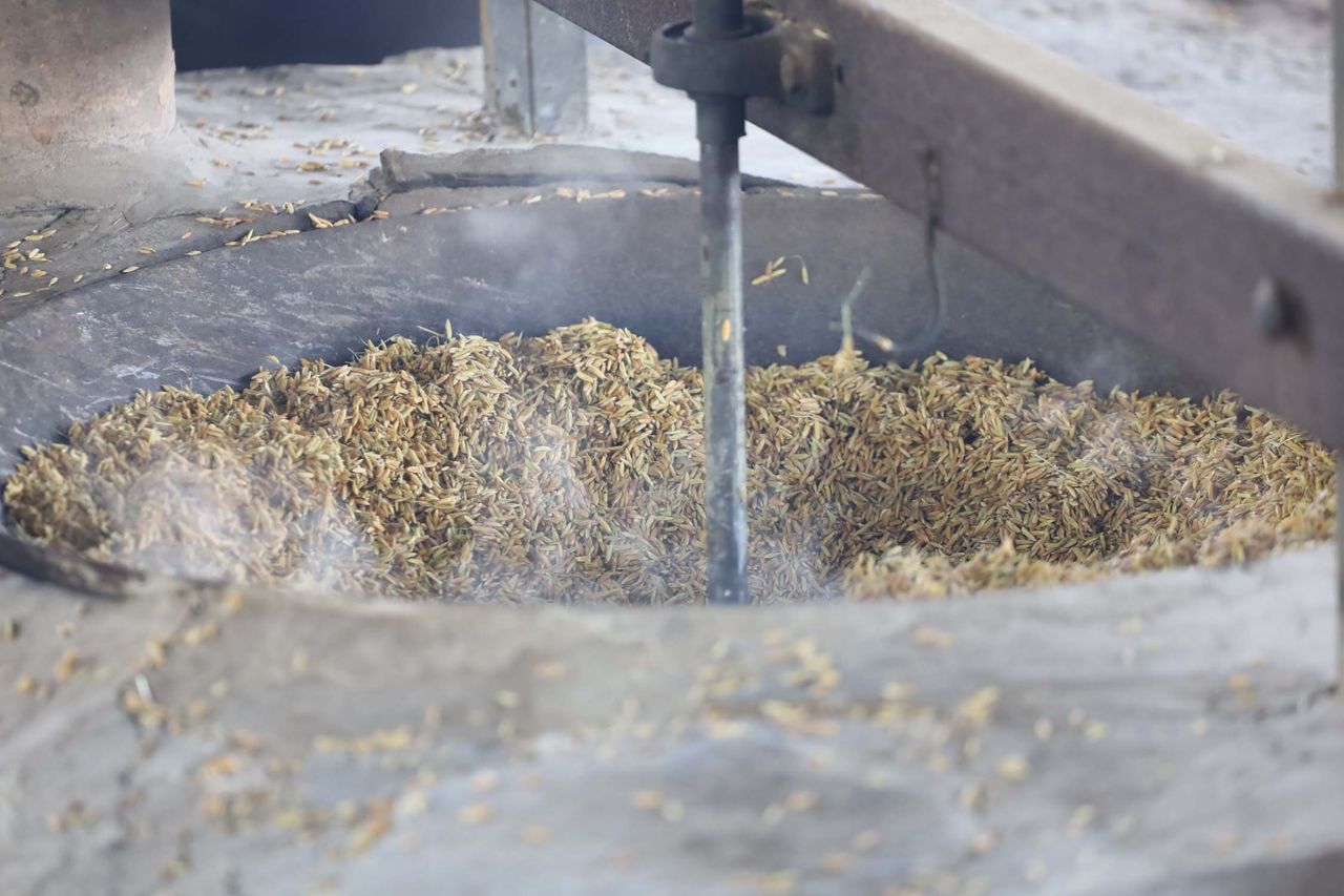 ข้าวเม่าแม่สุนาถ ผ่านการคั่ว การสี การตำ เพื่อให้รสนุ่มหนึบ หอม อร่อย