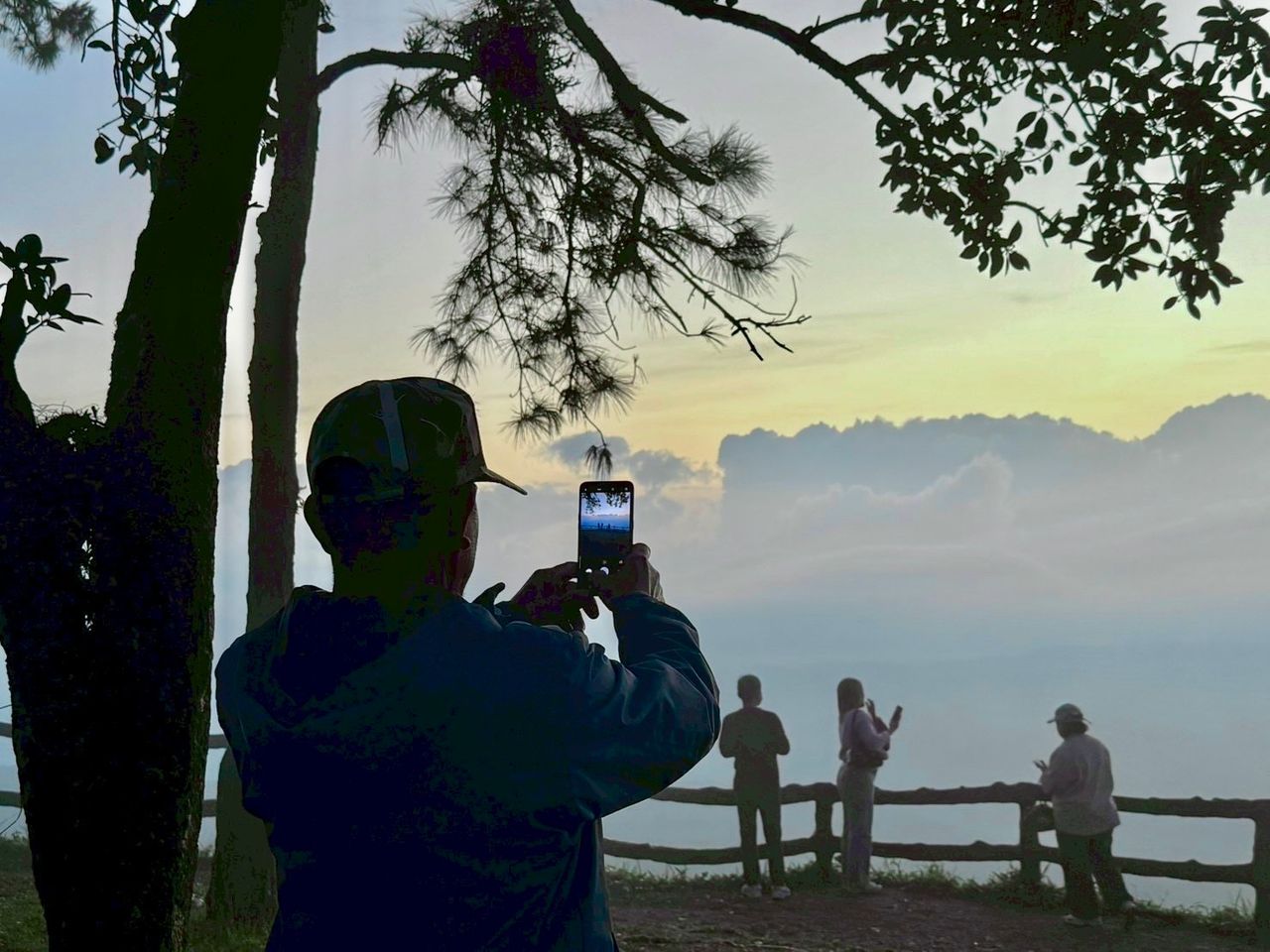 แวะขึ้นภูเรือตั้งแต่ตีห้าจะได้สัมผัสบรรยากาศที่เหมาะแก่ฤดูท่องเที่ยว
