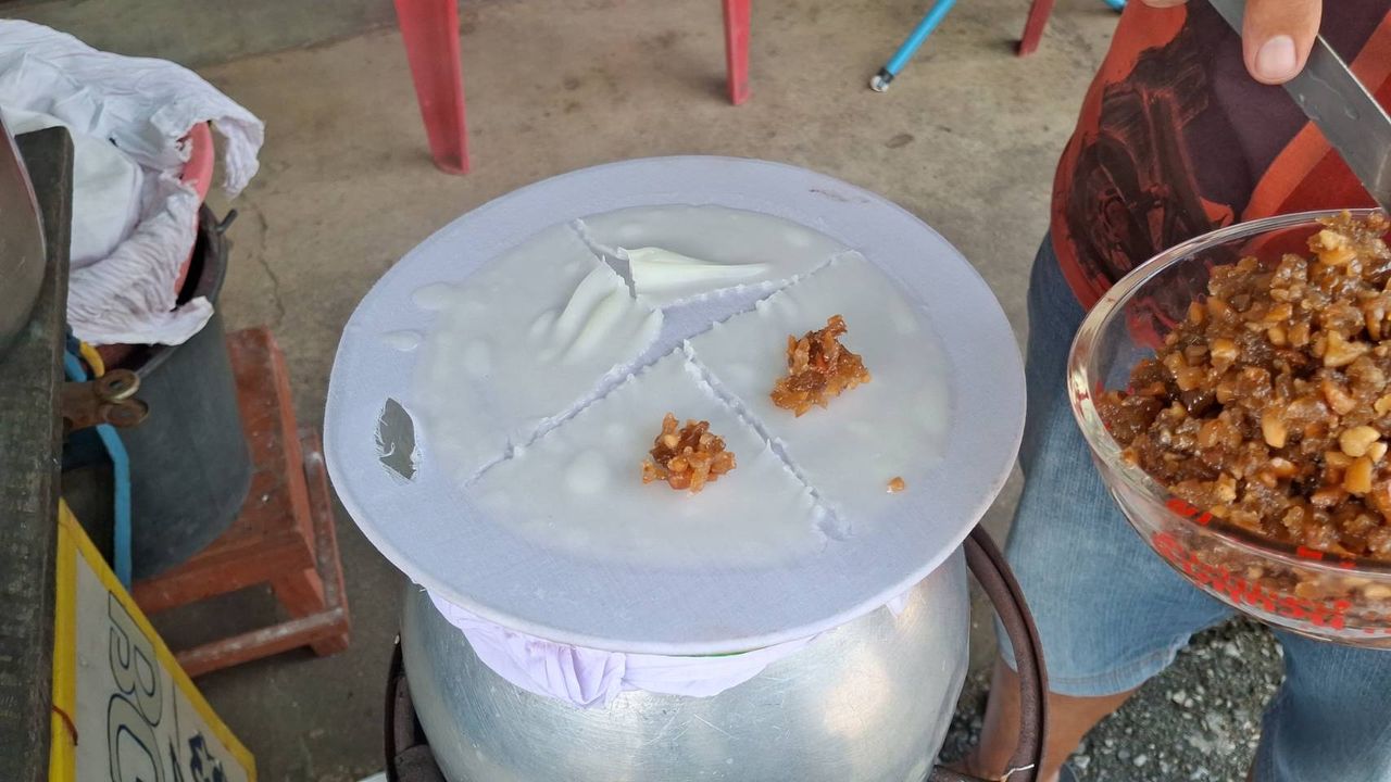 ตำนาน 40 ปี “ข้าวเกรียบปากหม้อกะทิสด เจ๊แมว” สวรรคโลก