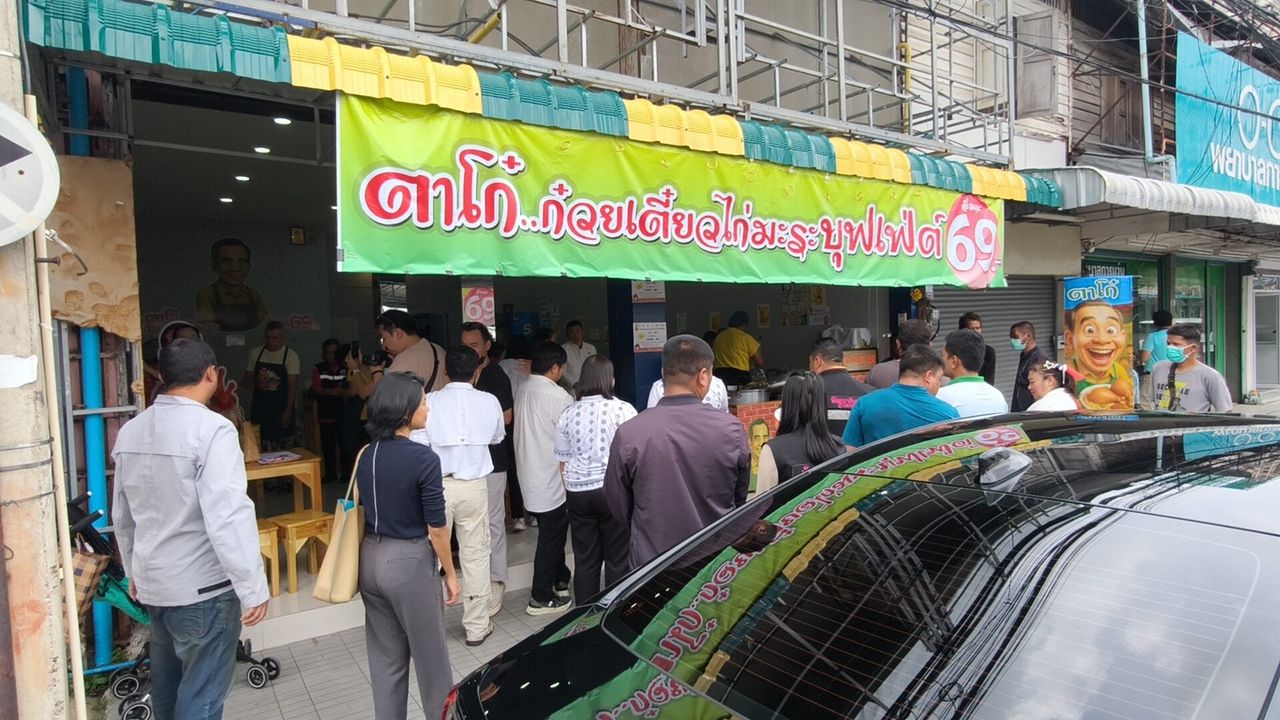 ร้านตาโก๋ก๋วยเตี๋ยวไก่มะระบุฟเฟ่ต์ กับโครงการปันมื้อ 69 บาทให้คนไร้บ้าน