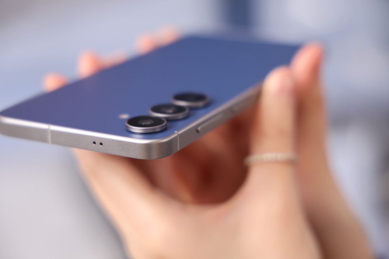 ซุ้มกล้องของ Galaxy S25 FE ดูดีใช้ได้