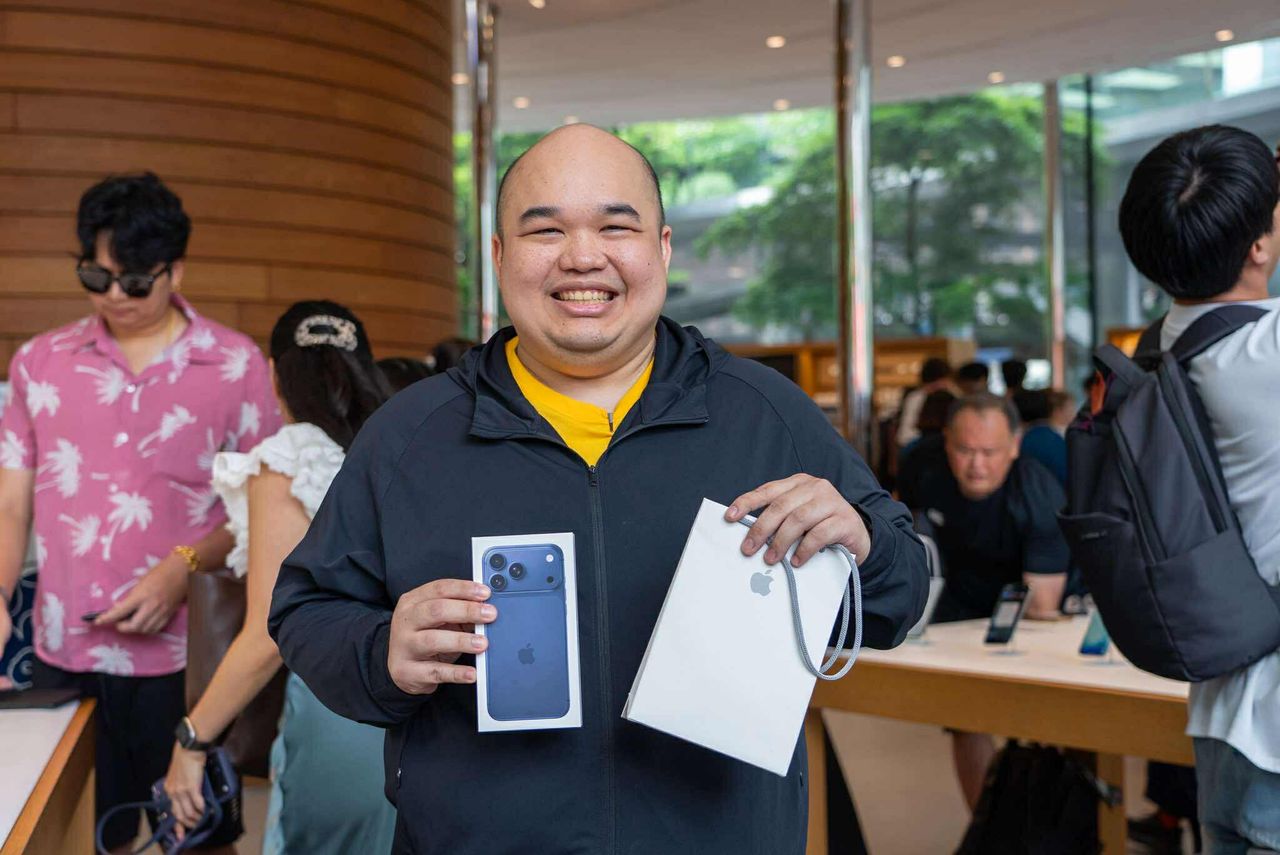 ปิ๊ง ชายที่ได้รับเครื่อง iPhone 17 Pro Max คนแรก