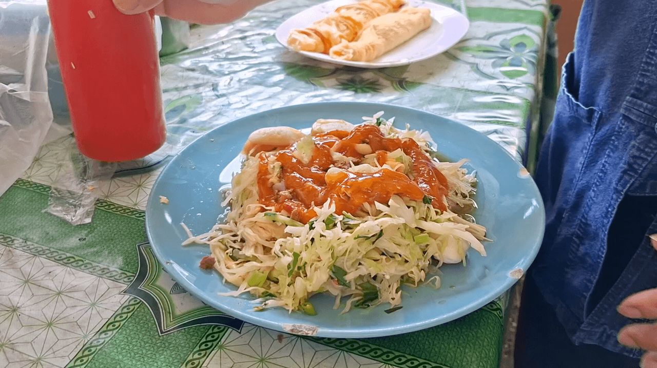 ร้านข้าวพันผักเจ้าฟ้าฮ่ามกุมาร กินพร้อมน้ำจิ้ม รสเค็ม เผ็ด อมเปรี้ยวแต่ไม่หวาน