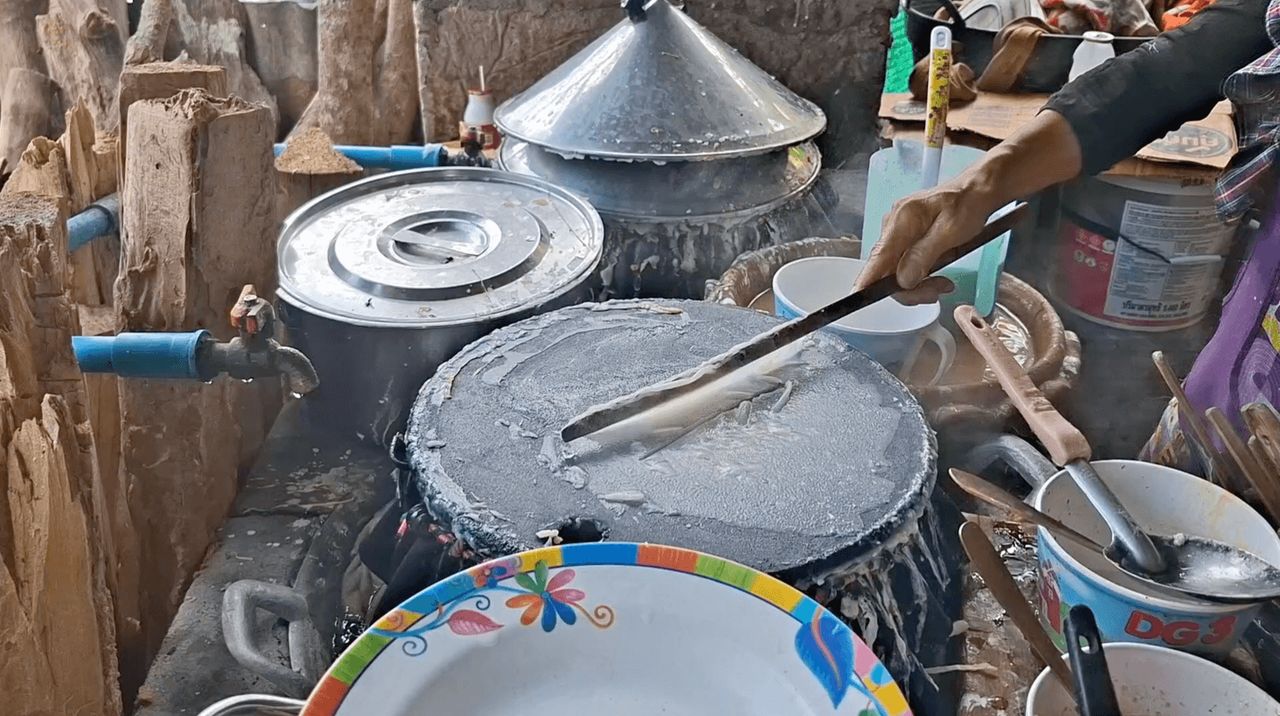 “ข้าวพันผัก” เมนูชื่อข้าวแต่ไม่มีข้าว ขึงบนปากหม้อดิน