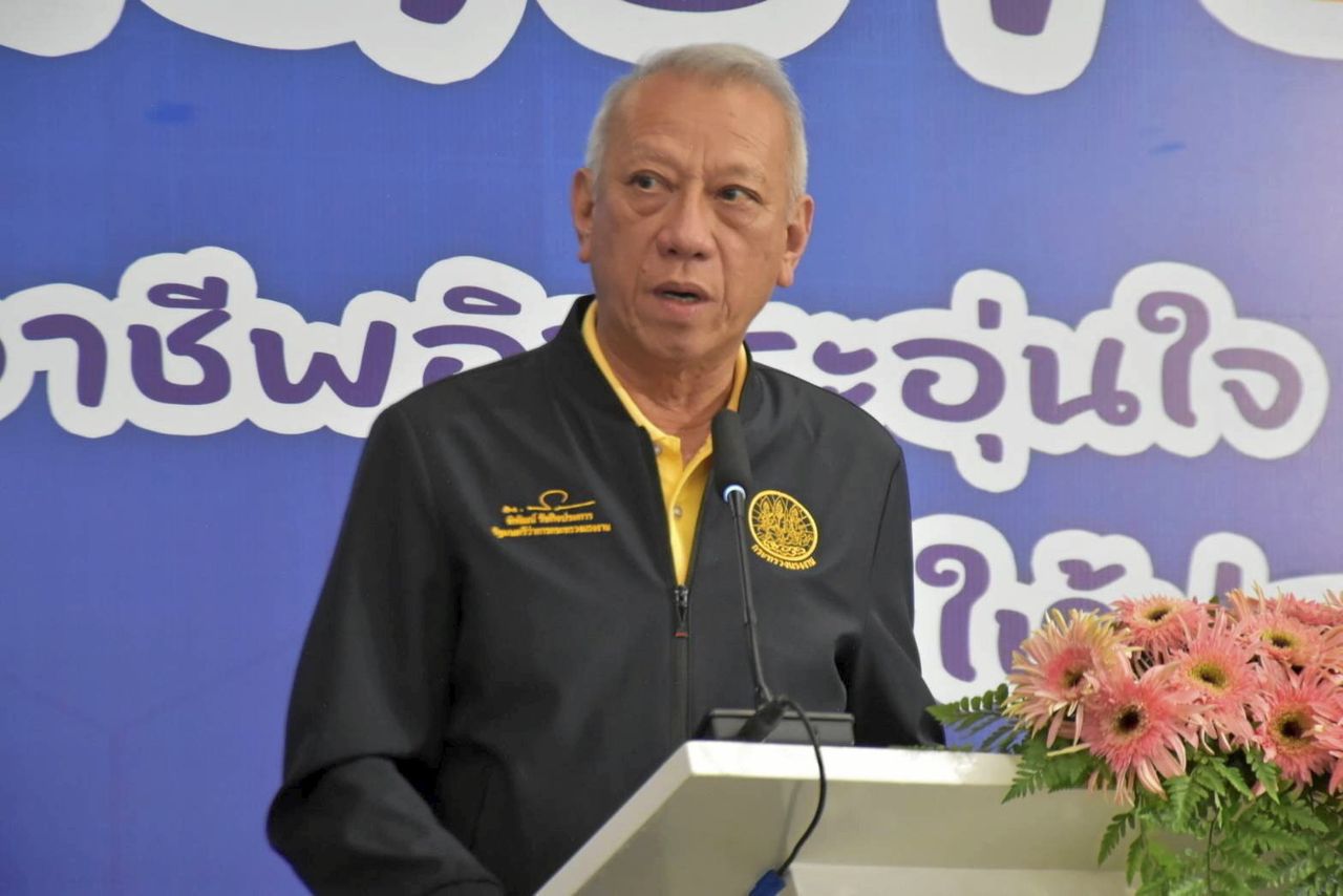 นายพิพัฒน์ รัชกิจประการ รองนายกฯ และ รมว.คมนาคม