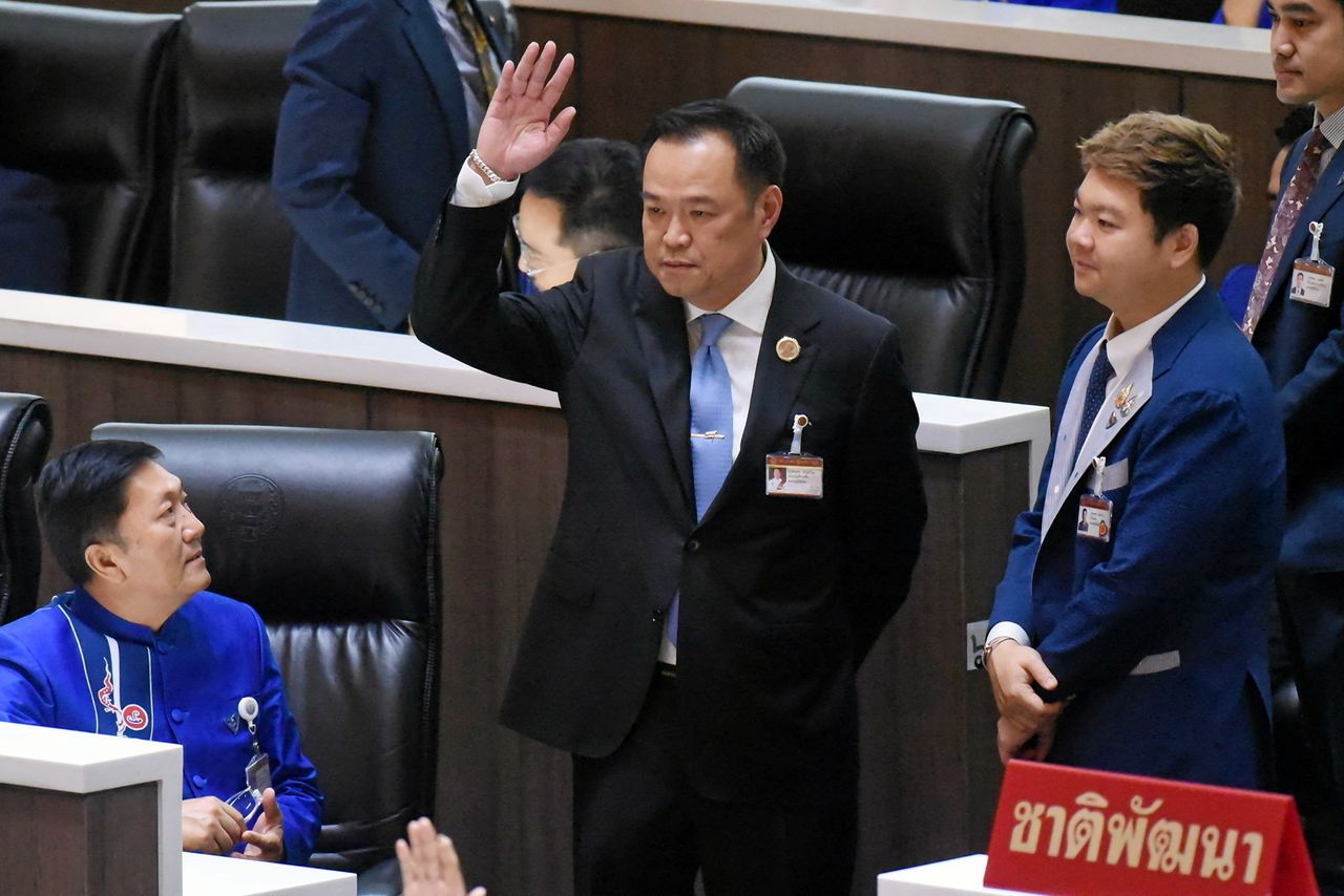 นายอนุทิน ชาญวีรกูล นายกรัฐมนตรี