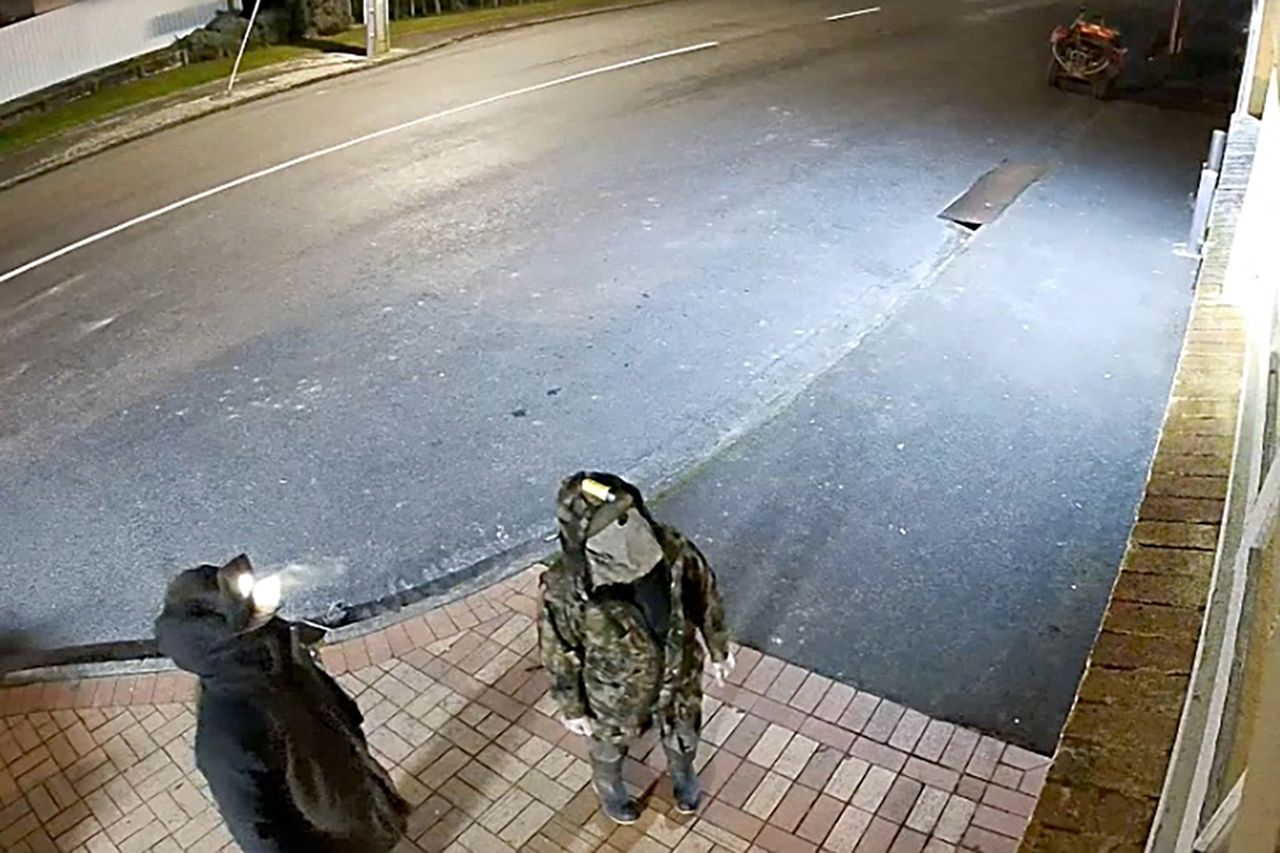 ภาพจากกล้องวงจรปิดเมื่อ 27 ส.ค. 2567 ขณะที่นายฟิลิปส์พาลูกสาวมาขโมยของที่ร้านค้าในเขต ไวโตโม