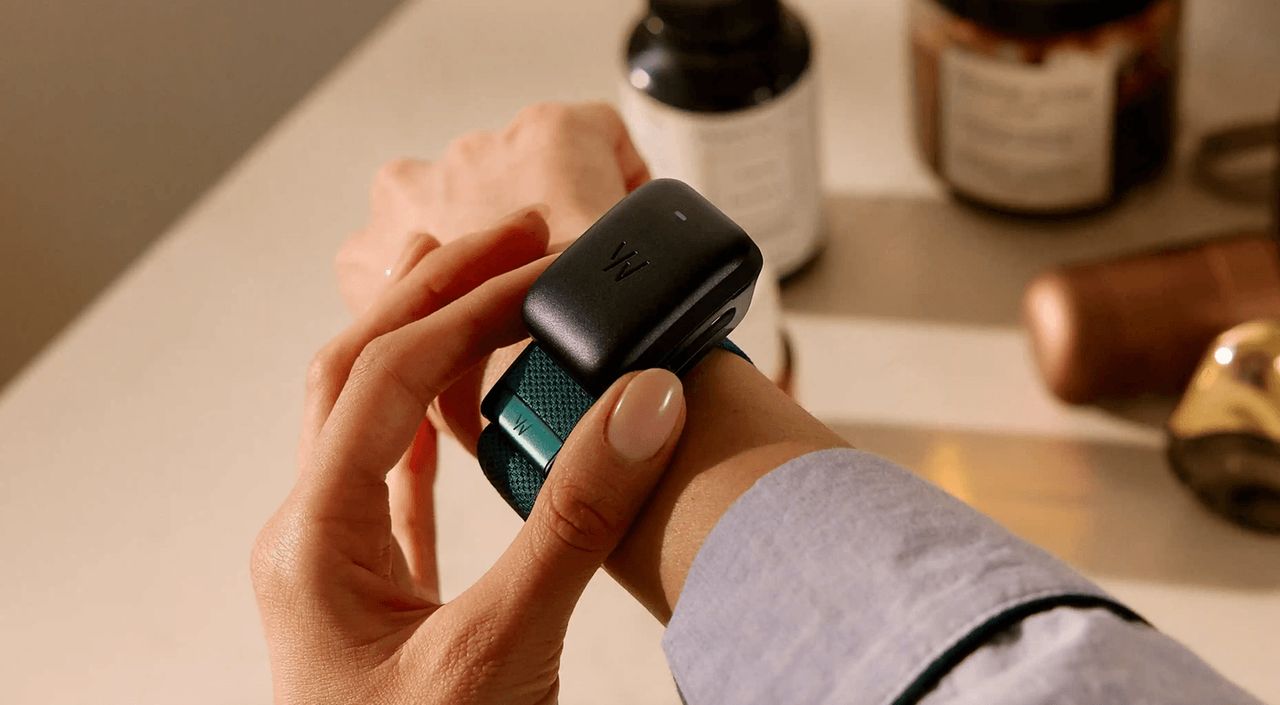 ชาร์จได้โดยไม่ต้องถอดอุปกรณ์ออกจากข้อมือ (ภาพจาก WHOOP)