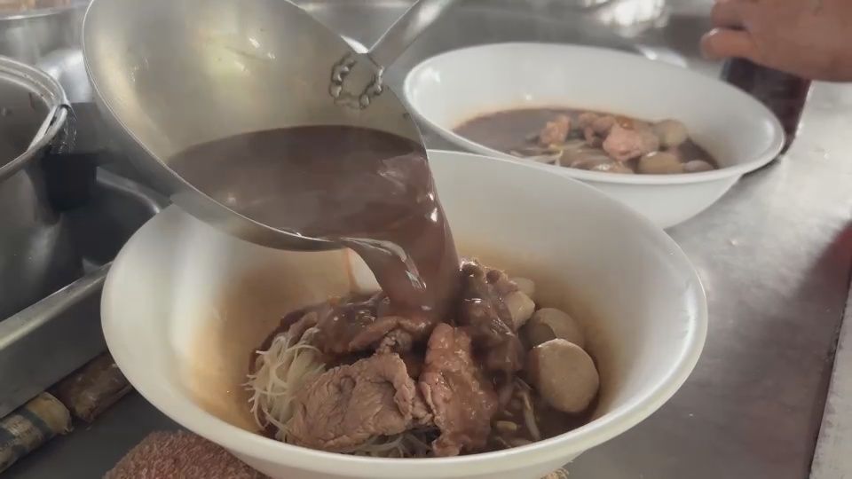 ก๋วยเตี๋ยวรุ่งโรจน์ ลูกชิ้นโฮมเมด เปิดมาแล้ว 45 ปี