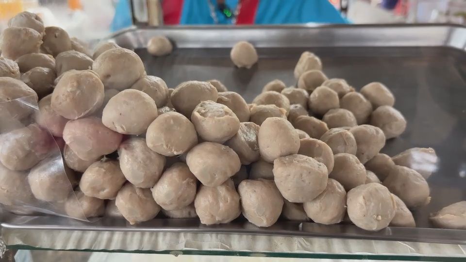 ลูกชิ้นที่คุณลุงวิรัตน์ทำทุกวัน