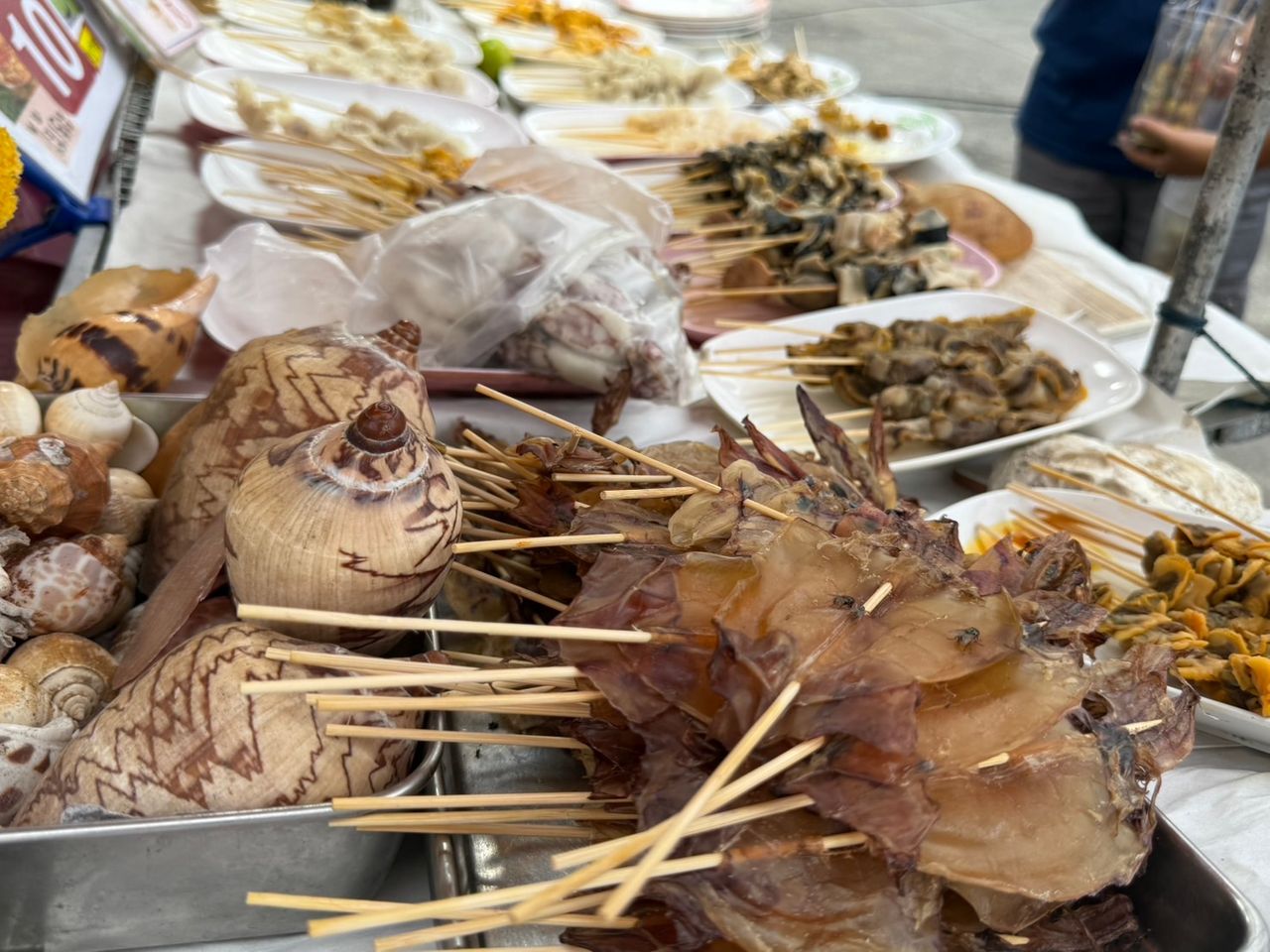 ป้าตาล บ้านเพ หอมถ่านย่างกว่า 30 ปี