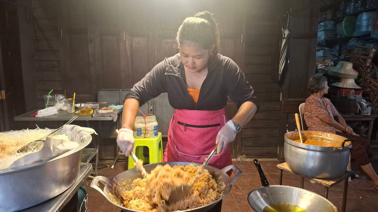 หมี่กรอบส้มซ่า ราคาเบาๆ กล่องละ 35 บาท