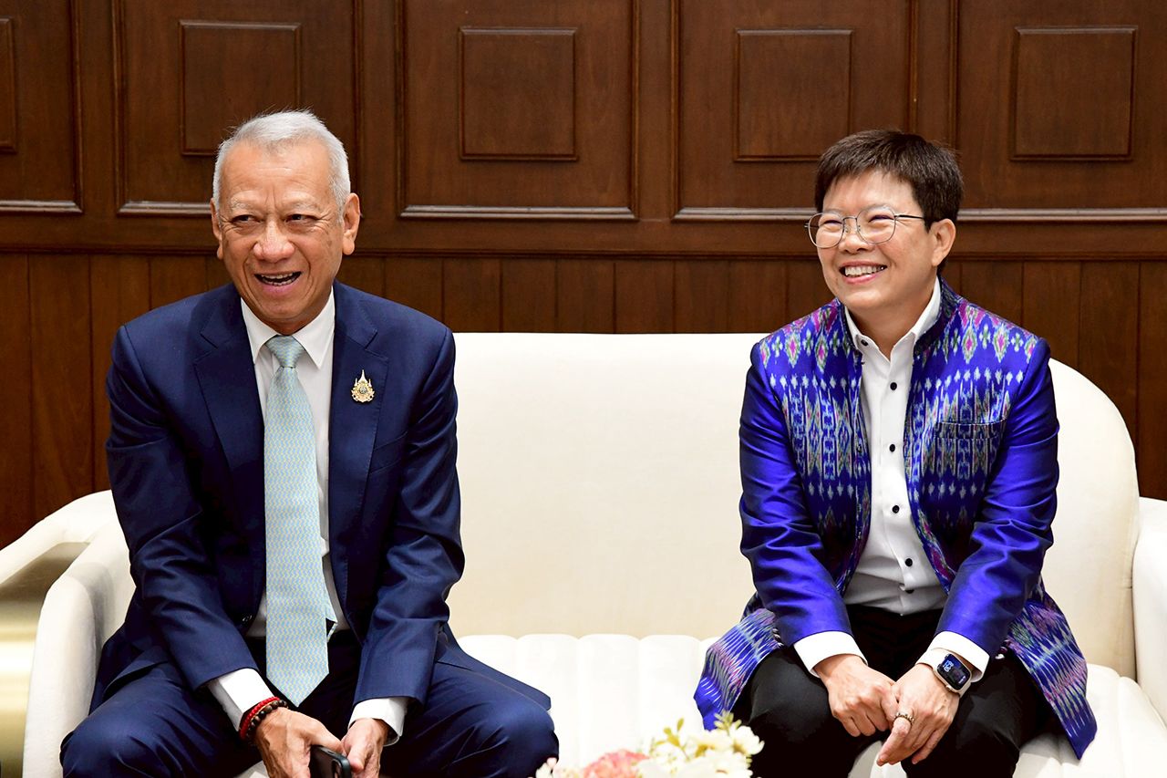(ซ้าย) นายพิพัฒน์ รัชกิจประการ รองนายกรัฐมนตรี และรมว.คมนาคม (ขวา) นางสาวมัลลิกา จิระพันธุ์วาณิช รมช.คมนาคม
