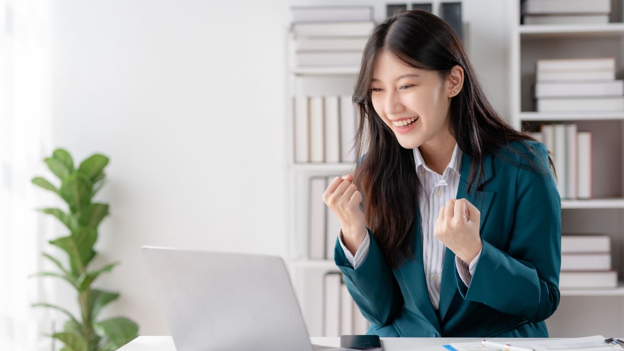 สีมงคลเดือนตุลาคม 2568 อัปเดตสีเสื้อมงคลประจำวัน เสริมดวงเด่นทุกด้าน