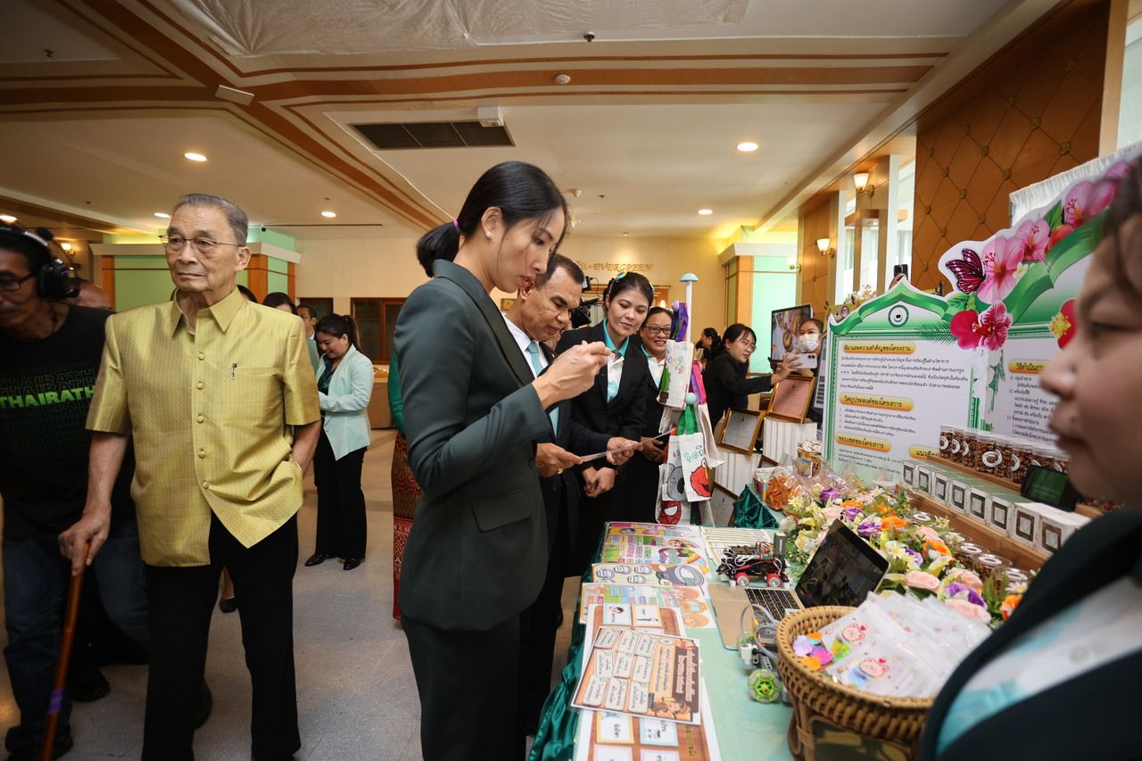 นางสาวจิตสุภา วัชรพล ประธานเจ้าหน้าที่บริหารร่วมไทยรัฐทีวีและไทยรัฐออนไลน์ และกรรมการมูลนิธิไทยรัฐ เยี่ยมชมบูธของโรงเรียนไทยรัฐวิทยา ภายในงานสัมมนาผู้บริหารโรงเรียนไทยรัฐวิทยา ครั้งที่ 43 