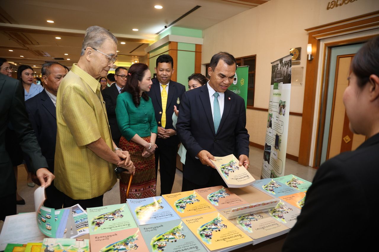 ว่าที่ ร.ต.ธนุ วงษ์จินดา เลขาธิการคณะกรรมการการศึกษาขั้นพื้นฐาน หรือ สพฐ. เยี่ยมชมบูธของโรงเรียนไทยรัฐวิทยา ภายในงานสัมมนาผู้บริหารโรงเรียนไทยรัฐวิทยา ครั้งที่ 43 