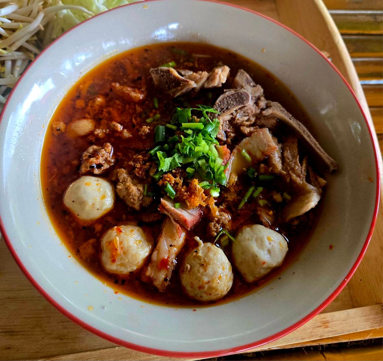 ที่ร้านมีสามเมนูเท่านั้น ก๋วยเตี๋ยวเนื้อเปื่อย ก๋วยเตี๋ยวต้มยำ และเกาเหลา