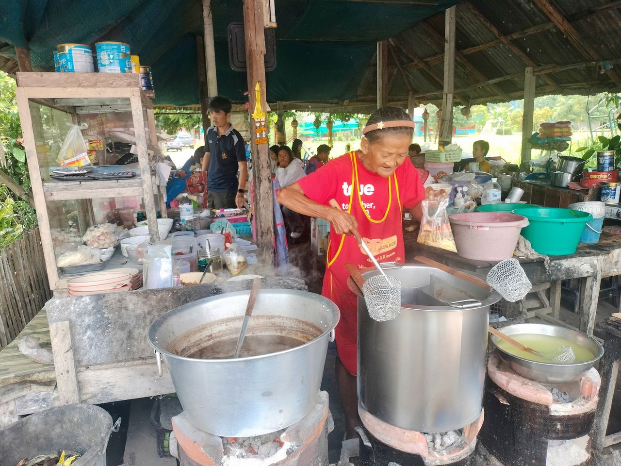 ยายวิกจัดการก๋วยเตี๋ยวที่เหลือลูกค้าจัดให้
