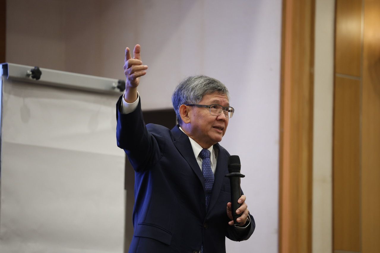 ดร.สุวิทย์ เมษินทรีย์ อดีตรัฐมนตรีว่าการกระทรวงการอุดมศึกษา วิทยาศาสตร์ วิจัย และนวัตกรรม พูดถึงแนวคิดการปรับกระบวนทัศน์การศึกษา สู่การสร้างคนที่สมบูรณ์ เติบโตเป็นผู้ที่พัฒนา และเรียนรู้ได้ตลอดชีวิต