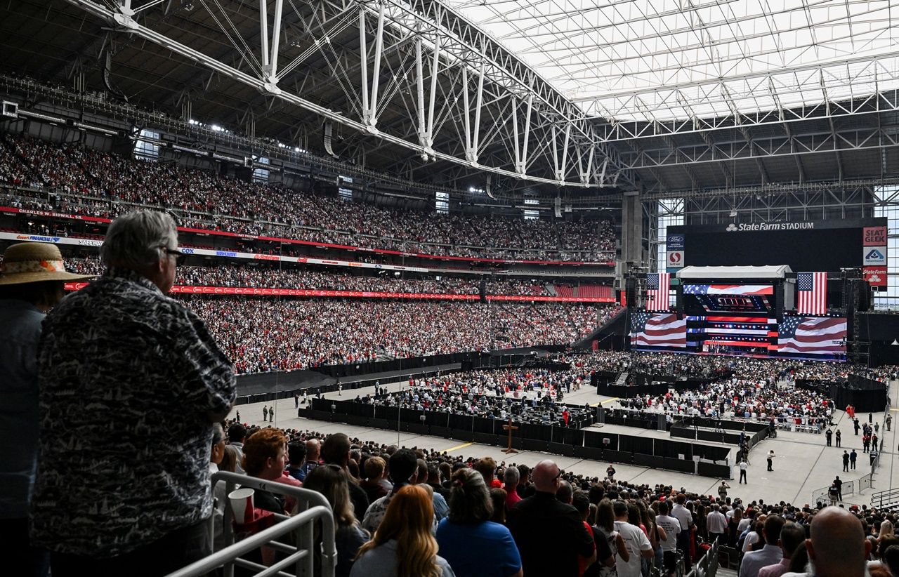 สนาม “สเตตฟาร์ม สเตเดียม” ในเมืองเกลนเดล ในรัฐแอริโซนา จุคนได้ถึง 63,000 ที่นั่ง 