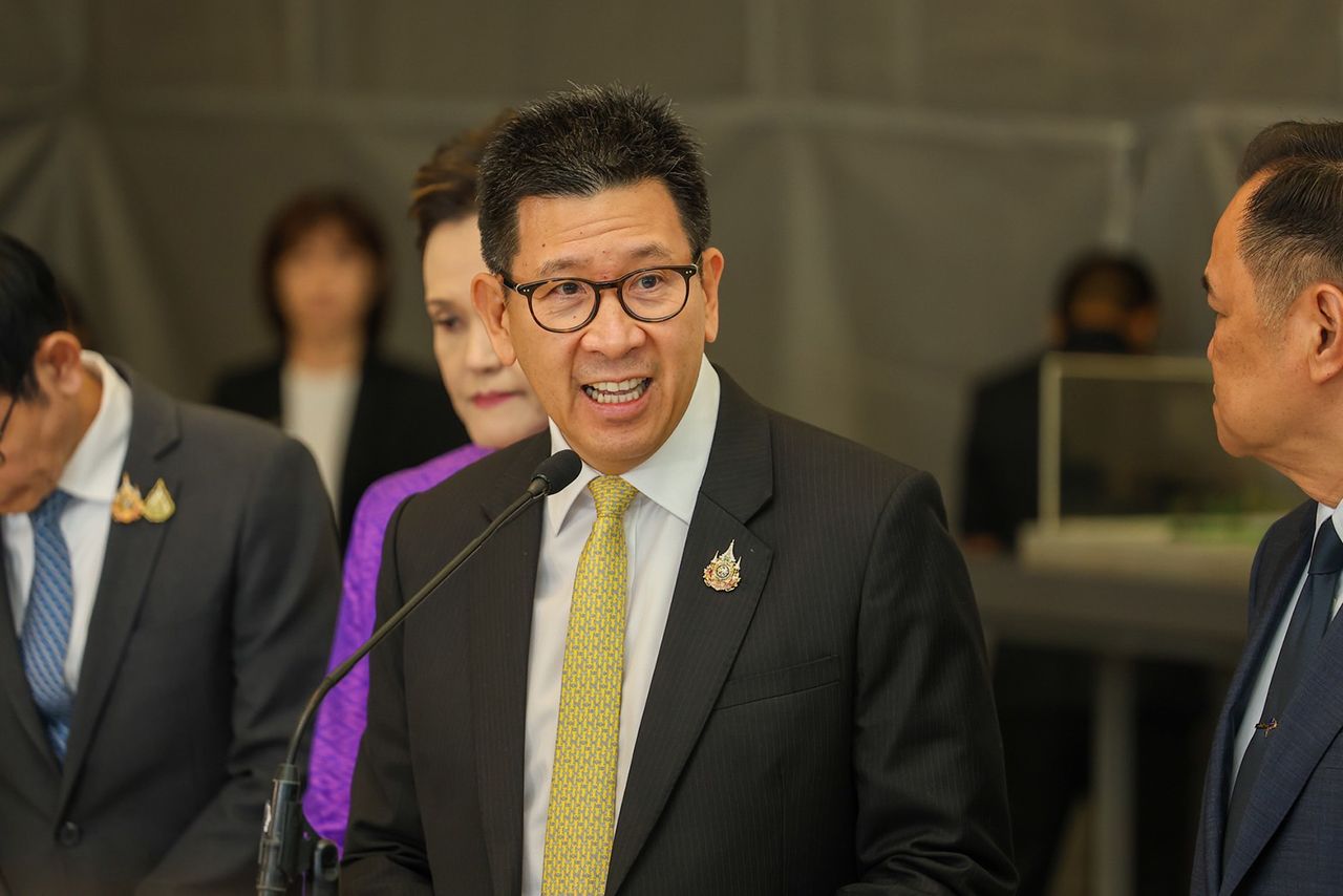 นายเอกนิติ นิติทัณฑ์ประภาศ รองนายกรัฐมนตรีและรัฐมนตรีว่าการกระทรวงการคลัง