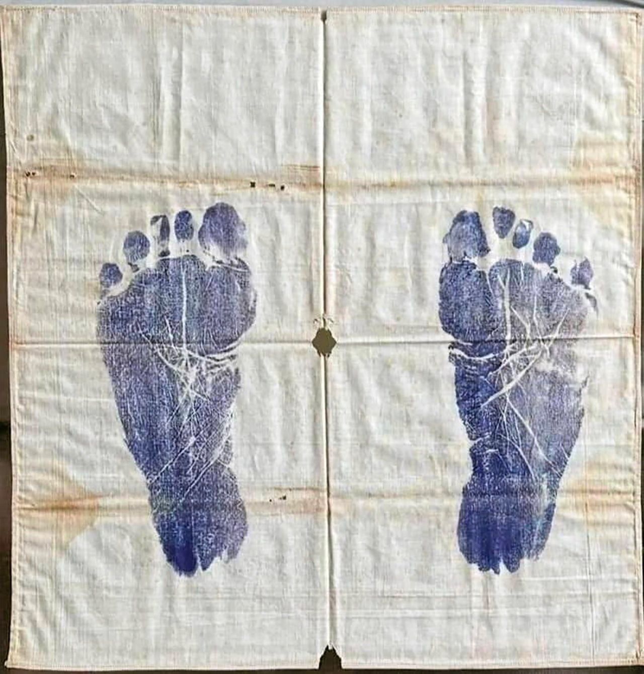 ผ้ายันต์รอยเท้า หลวงพ่อเดิม วัดหนองโพ ของ ดร.มีชัย เถาเจริญ.