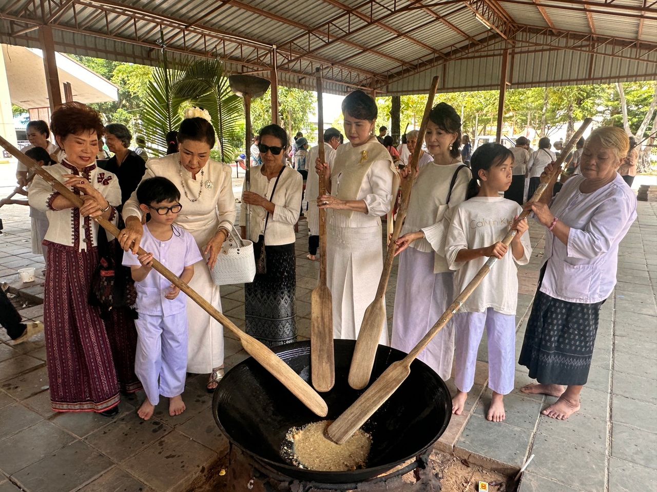 ชาวกาฬสินธุ์แห่กวนข้าวทิพย์สืบสารประเพณีวัฒนธรรมอีสานในเทศกาลออกพรรษา