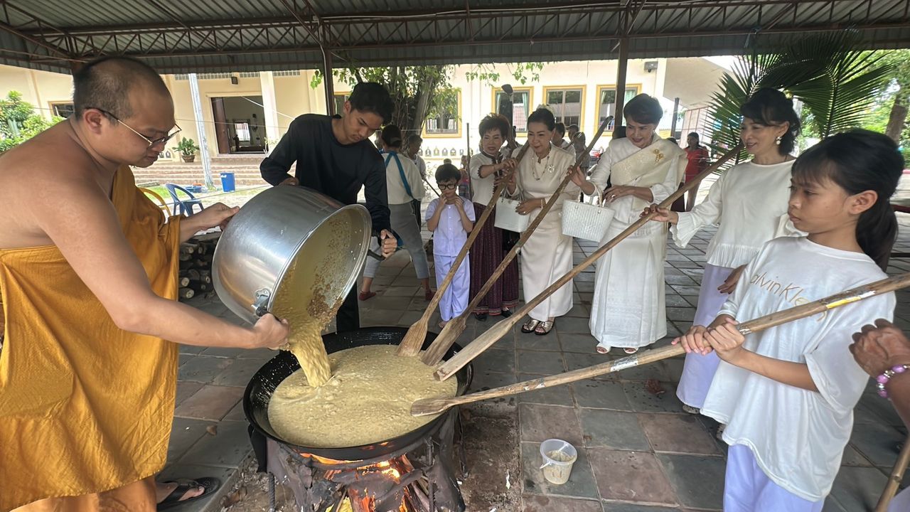 พุทธศาสนิกชนชาวกาฬสินธุ์ นำธัญพืชหลากหลายชนิด กวนเป็นข้าวทิพย์