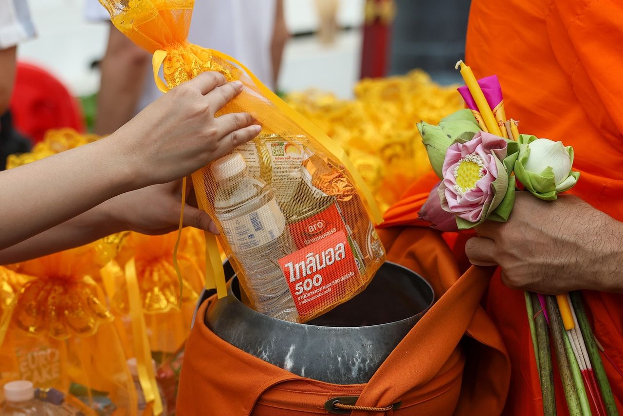 ชาวพุทธหลั่งไหลมาจากทุกสารทิศ เพื่อร่วมพิธีตักบาตรเทโวโรหณะในวันออกพรรษา