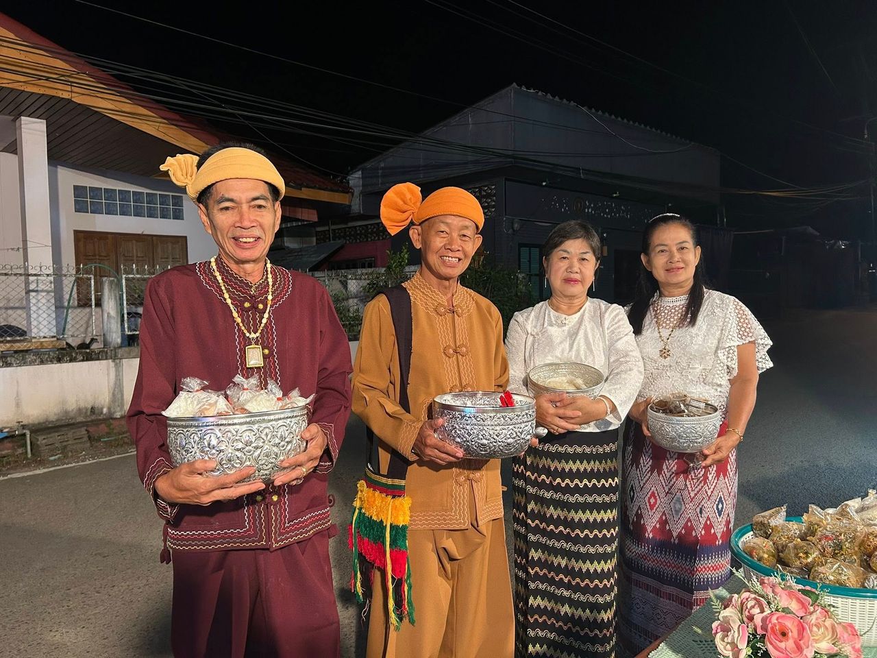 ตักบาตรตีสี่ มีความเชื่อว่าจะนำสิริมงคลมาสู่เรือนและสมาชิกในครอบครัว