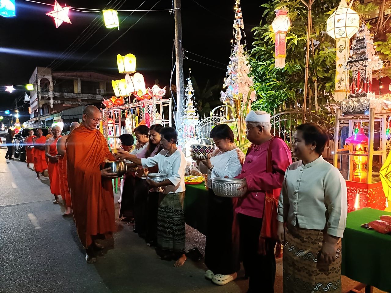 ตักบาตรตีสี่ที่แม่สะเรียง 