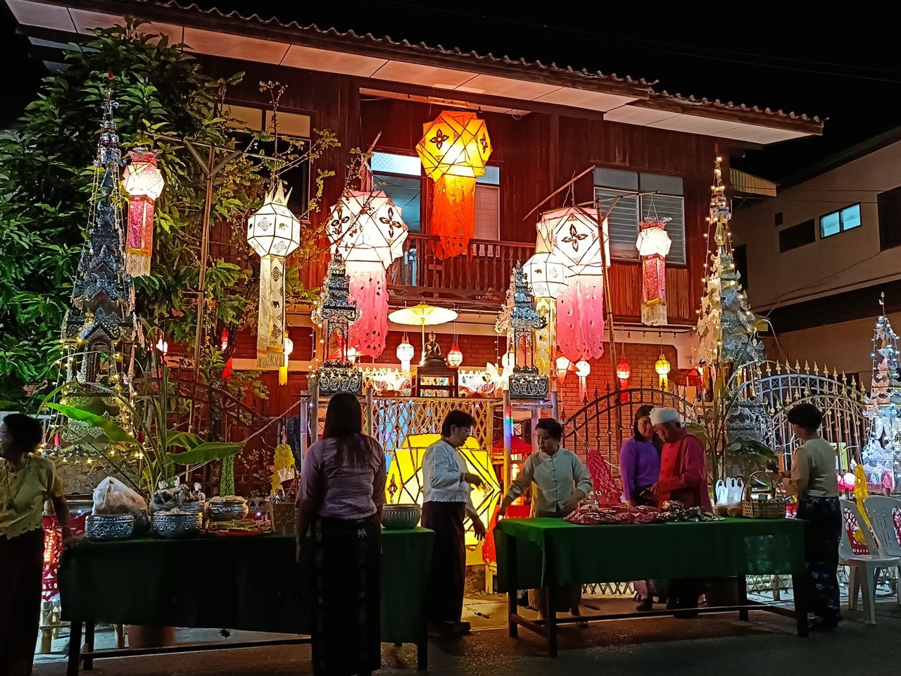 ทั้งเมืองถูกแต่งแต้มด้วยสีสัน