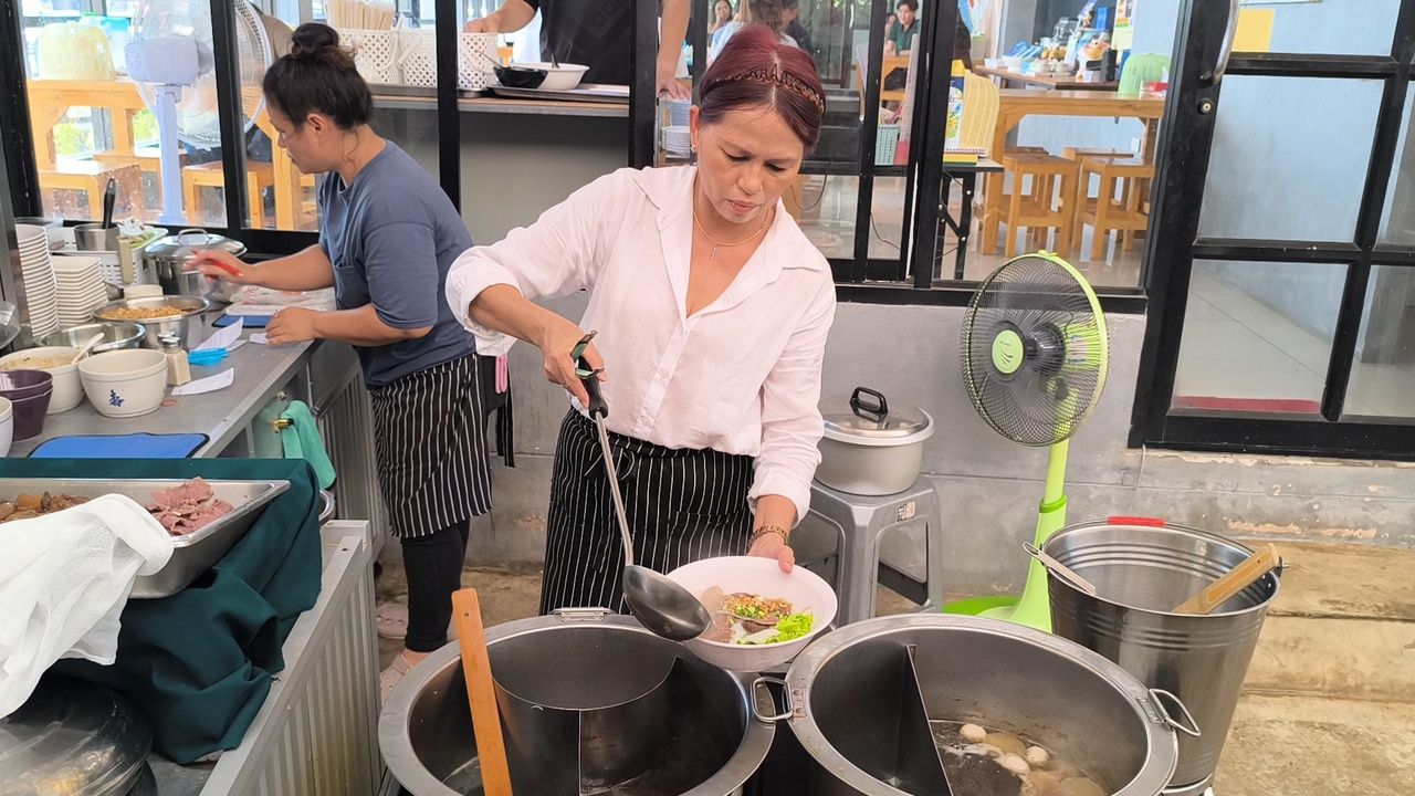 จารุวรรณี ปานปราณีเจริญ (เปิ้ล) เจ้าของร้านวัย 52 ปี