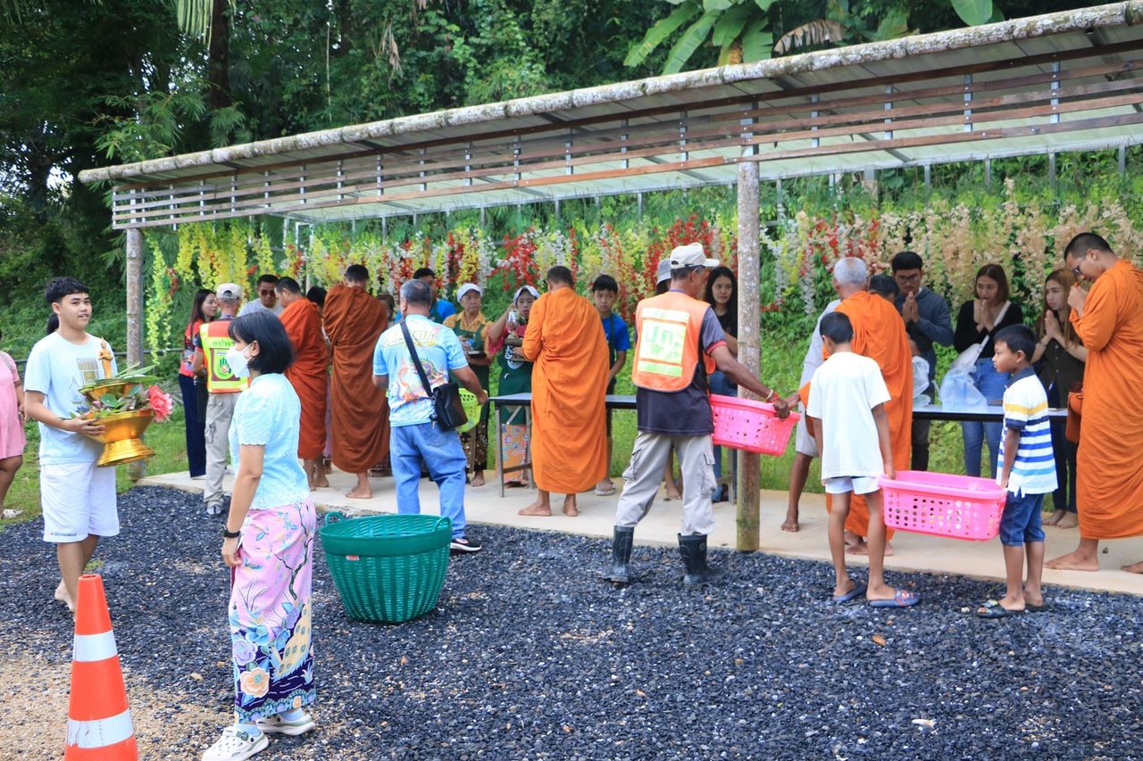 หลาดลองแล ช่วงเช้ามีให้ตักบาตรด้วย