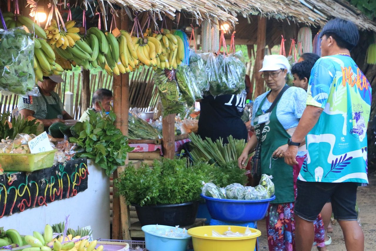 หลาดลองแล เปิดตั้งแต่เช้าจนถึง 4 โมงเย็น