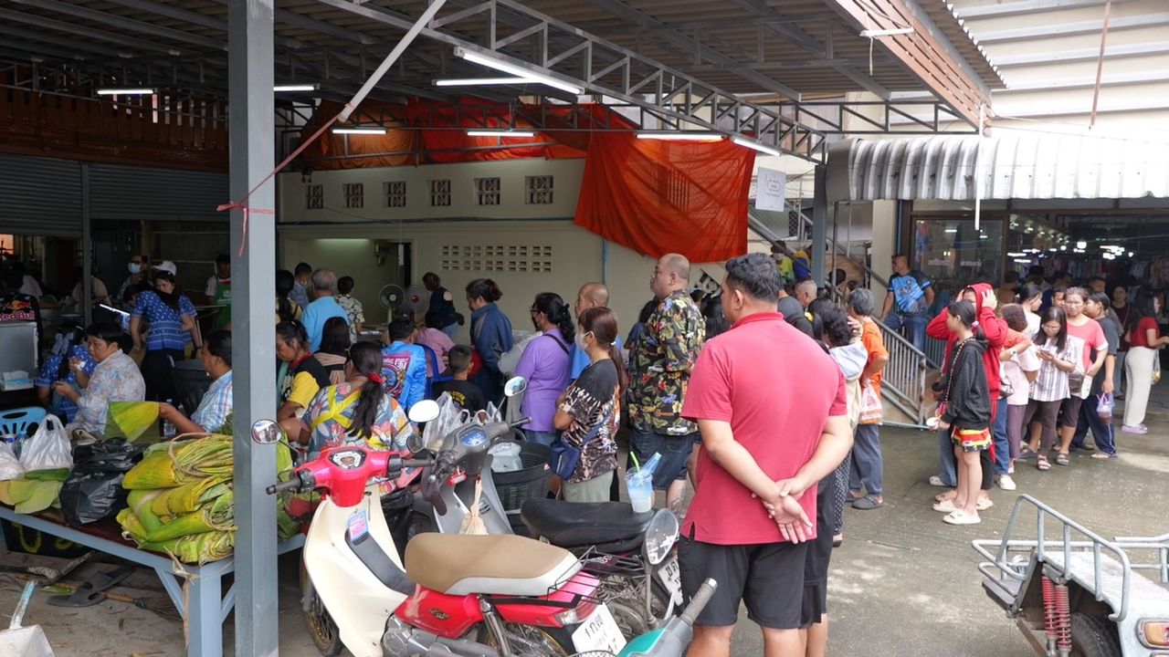 ผู้คนรอคิวซื้อ 