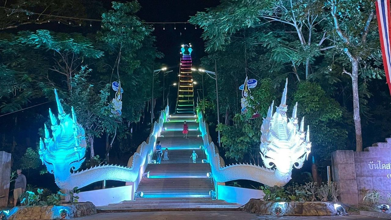 ภูสิงห์เปิดไฟ บันไดสวรรค์ 654 ขั้น ยาว 1.5 กม. รับงานตักบาตรเทโว 