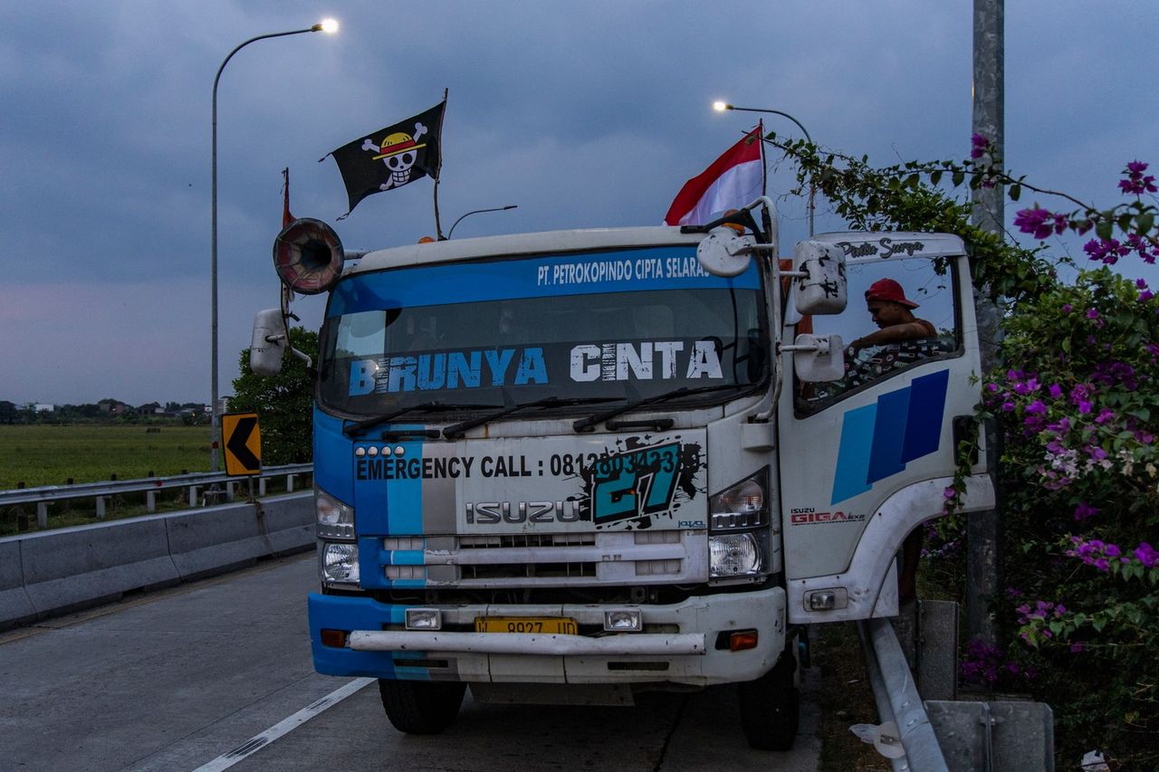 ภาพธงวันพีซติดรถบรรทุกอินโดนีเซีย 10 ส.ค. (Photo by Ulet Ifansasti/Getty Images) 