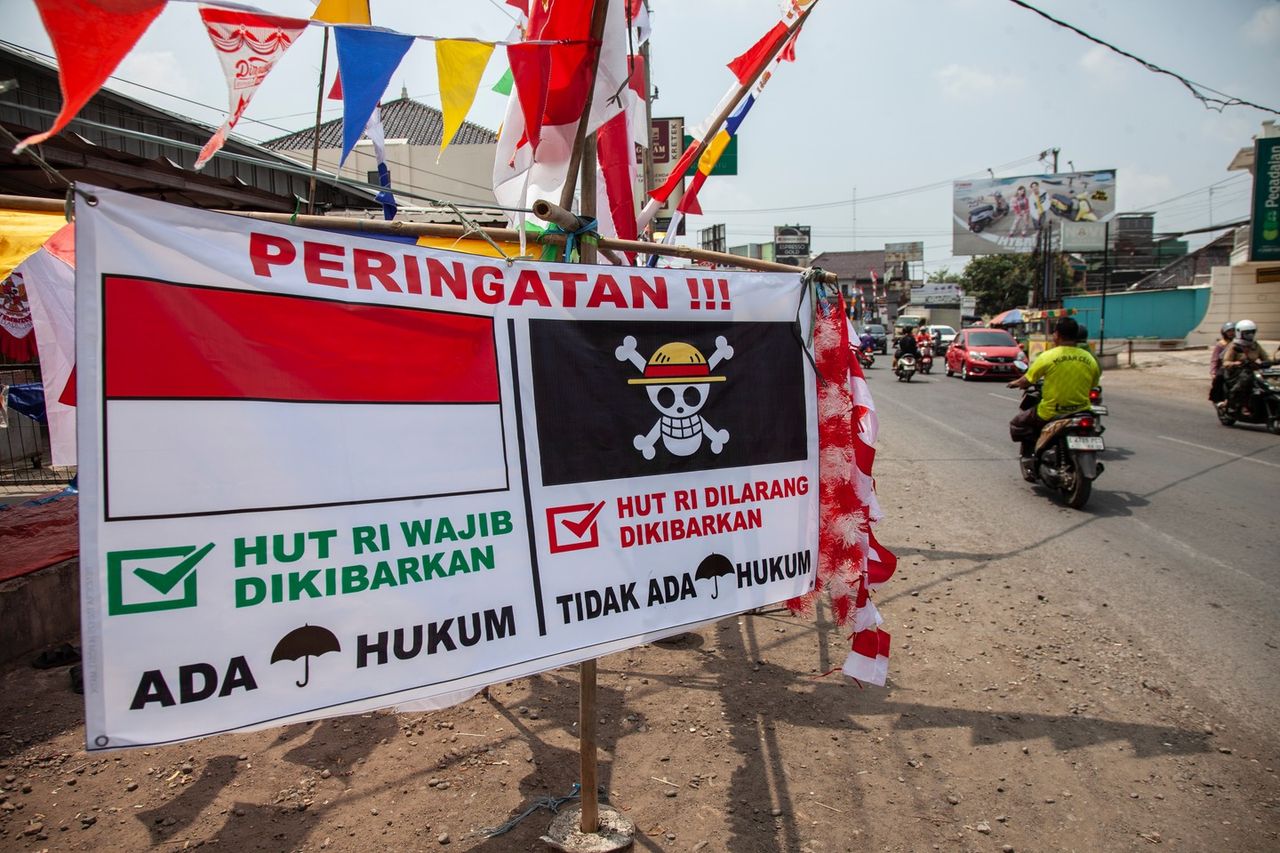 ธงติดริมถนนในเกาะชวา อินโดนีเซีย 9 ส.ค. (Photo by Aditya Irawan/NurPhoto via Getty Images) 