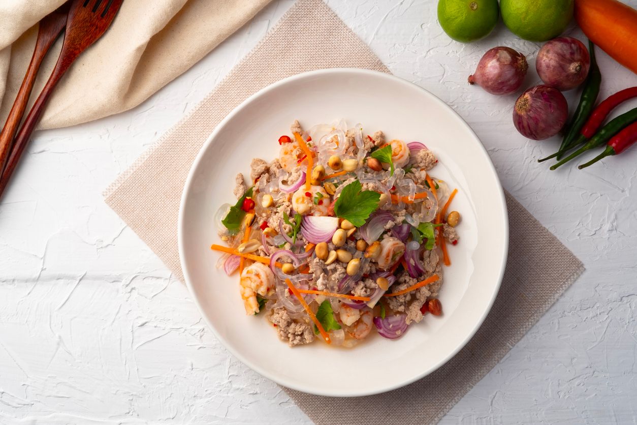 เมนูยำเส้นแก้ว (ภาพจาก iStock)