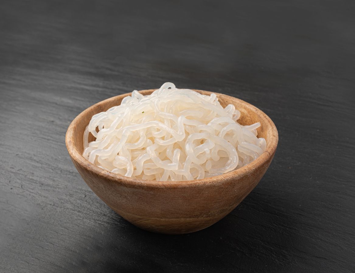 เส้นบุก ลักษณะเส้นมีสีขาวขุ่น เนื้อสัมผัสหนึบหนับ ต่างจากเส้นแก้วที่กรุบกรอบและเส้นใสคล้ายวุ้นเส้น (ภาพจาก iStock)