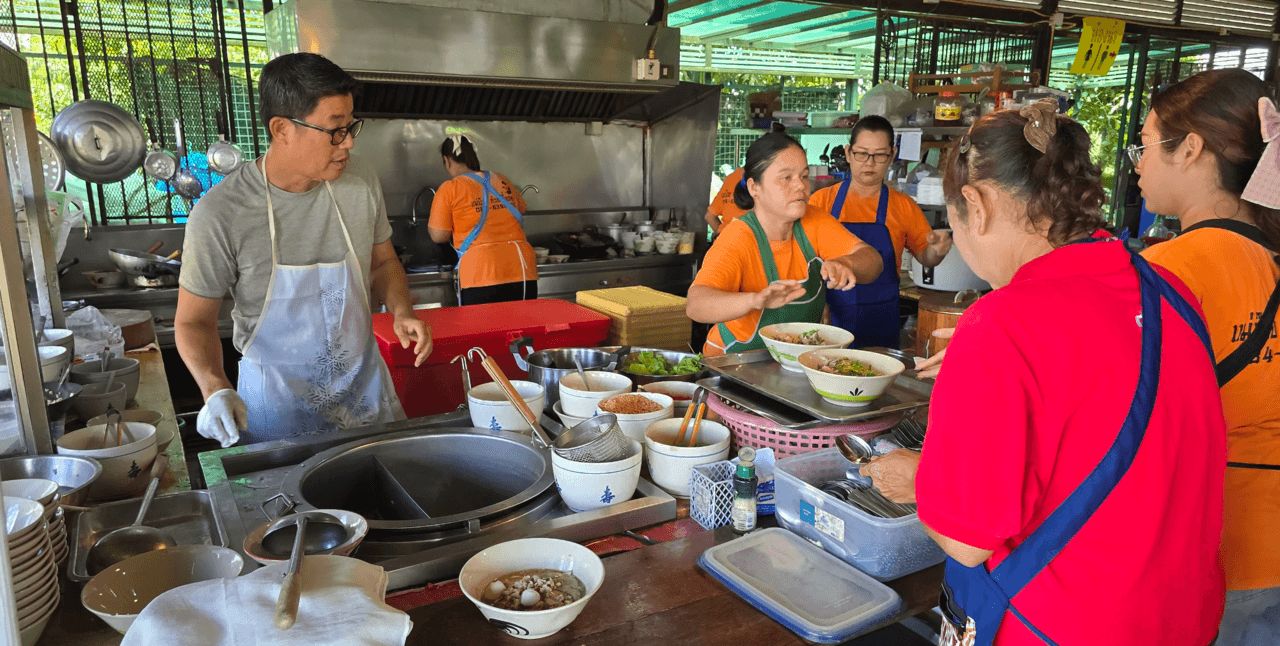 วีระวัฒน์ วลีเที่ยงธรรม หรือ กู๋หน่า ผู้เป็นลูกชายของแม่บ๊วย ขมักเขม้น ในการรังสรรค์เมนูต่างๆ ให้กับลูกค้าที่ร้าน