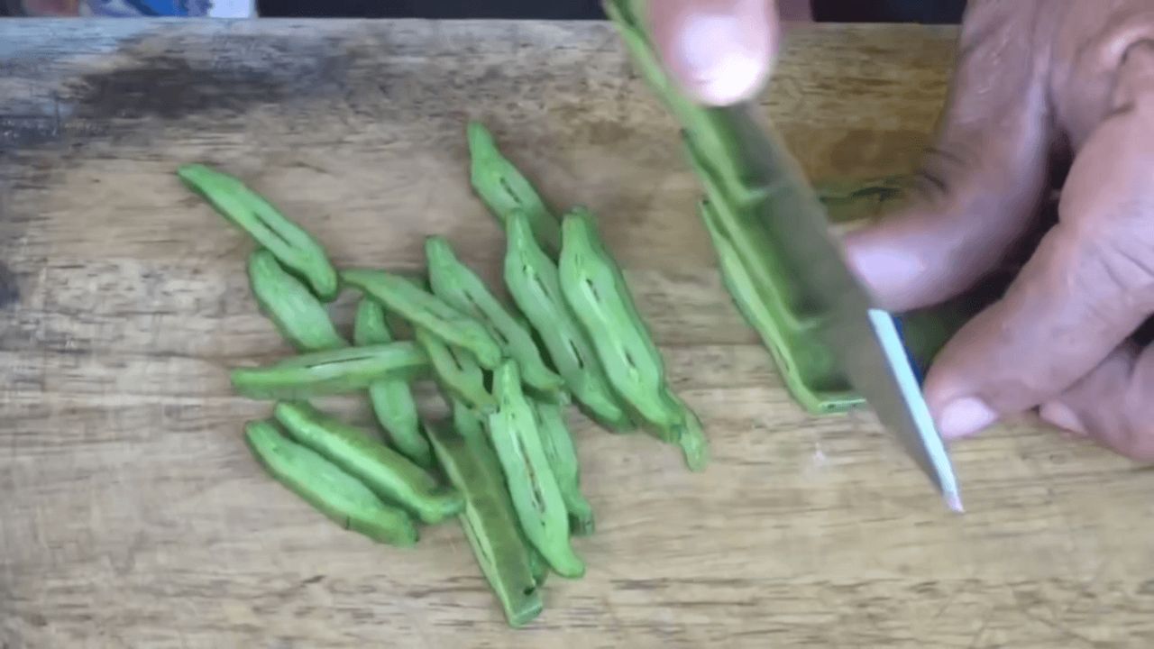 เจ๊ศรี ชวนชิม มาพร้อมกับฝักลิ้นฟ้า เป็นเครื่องเคียง