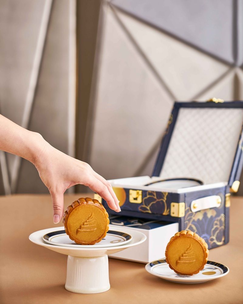 โรงแรมชื่อดังหลายแห่งจัดชุดขนมไหว้พระจันทร์ในกล่องสวยงามพร้อมด้วยรสชาติแปลกใหม่สำหรับเป็นของฝากในเทศกาลนี้