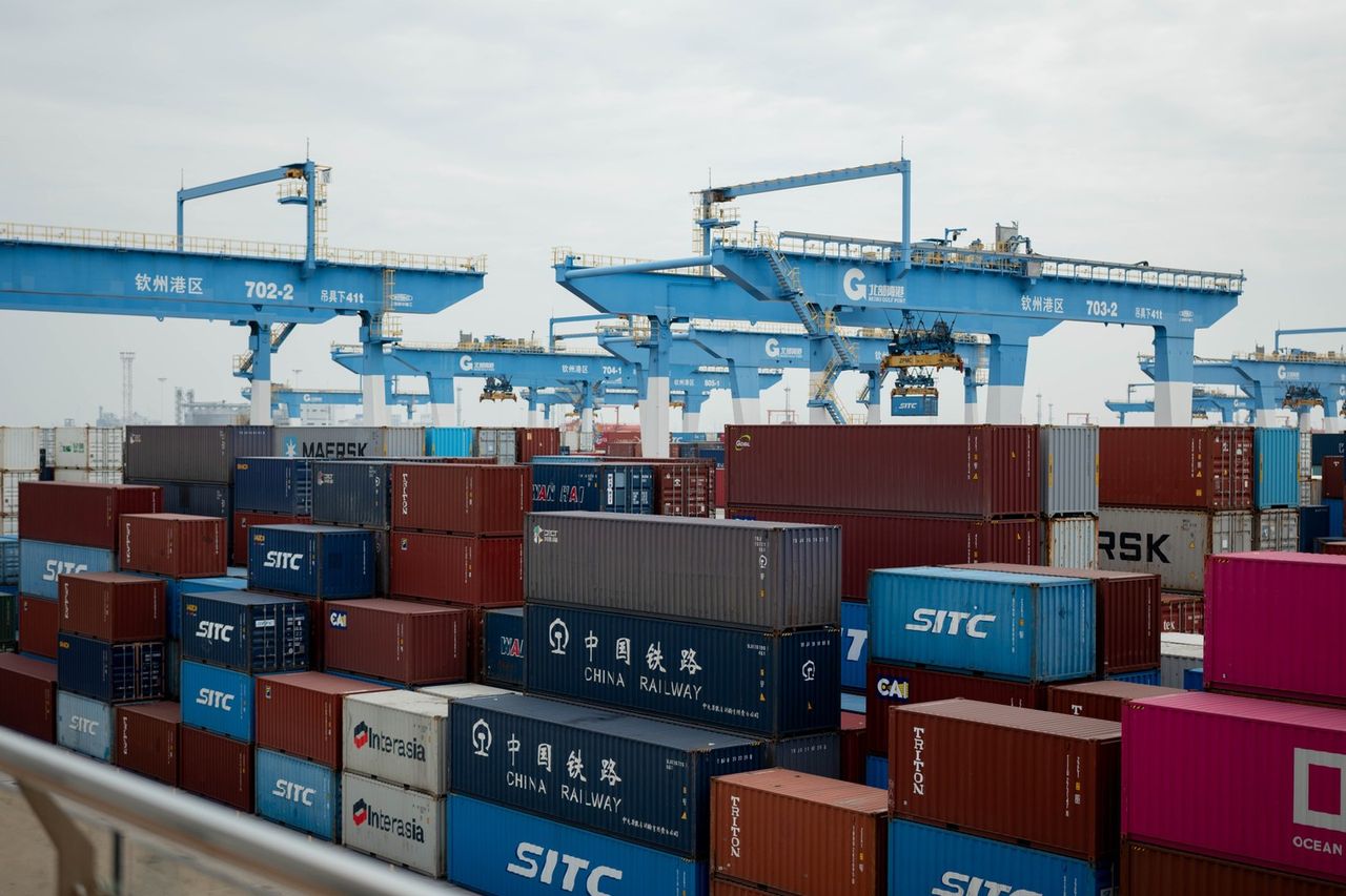 บรรยากาศภายในท่าเรือที่ใช้ระบบขนส่งตู้คอนเทนเนอร์อัตโนมัติ