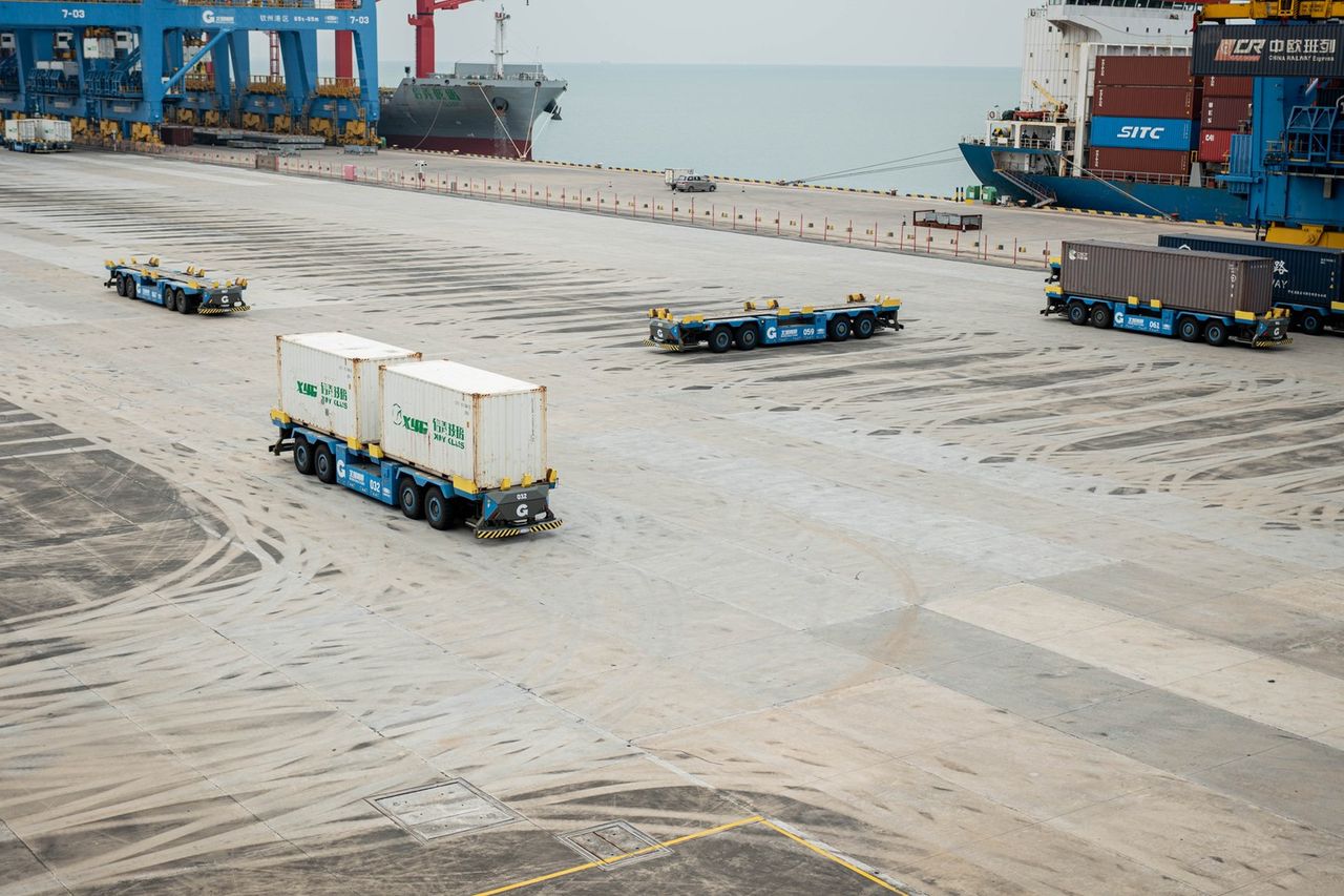 ตู้คอนเทนเนอร์ถูกขนส่งด้วยรถเคลื่อนที่อัตโนมัติ ลดการใช้แรงงานคนมากถึง 90% เชื่อมต่อกับระบบรางได้รวดเร็ว