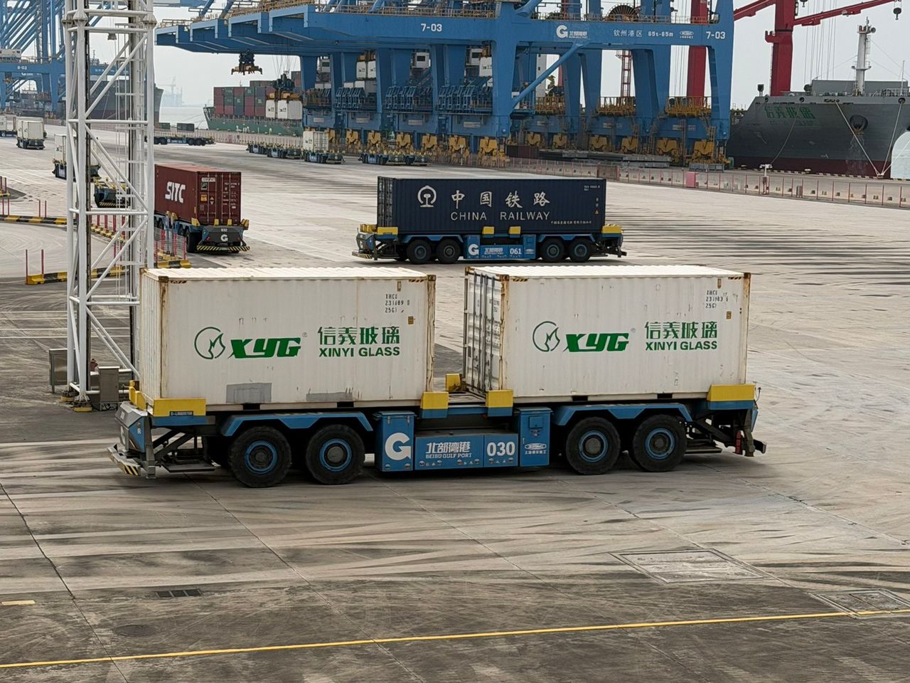 ตู้คอนเทนเนอร์ถูกขนส่งด้วยรถเคลื่อนที่อัตโนมัติ ลดการใช้แรงงานคนมากถึง 90% เชื่อมต่อกับระบบรางได้รวดเร็ว